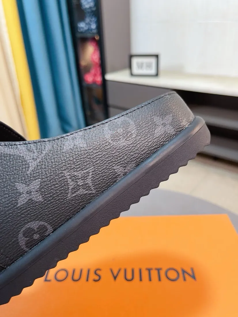 Men's Men's Shoes 💰400🌸🌸🌸🌸LV Easy 2025 new men's casual sandals and slippers, made of suede cow leather, with Monogram pattern to highlight the trendy style. Adjustable straps illuminated with LV letters, while a resilient insole and micro outsole provide lightweight comfort. Made of suede cow leather with embossed Monogram pattern and brand element metal hardware✅Adjustable straps➕Tough insole‼ ️Micro outsole. Comfortable and easy to wear‼ ️ size：38-45